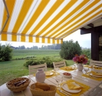 Bild: Sonnenschutz und Regenschutz zugleich.